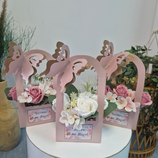 Букет от сапунени рози в кутия за осми март